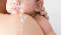 Trẻ sơ sinh ọc sữa thành vòi: Nguyên nhân & cách xử lý